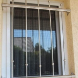 ID33 GmbH  -  Geländer Handläufe Türgitter Fenstergitter Gartentor - Fenstergitter Jutta mit Sonderflanschen für Laibung